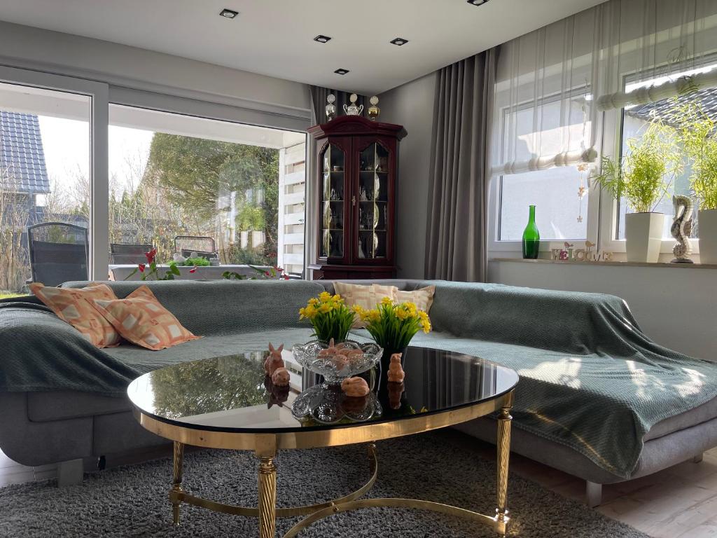 a living room with a couch and a table at Ferienwohnung Lilienthal in Lilienthal