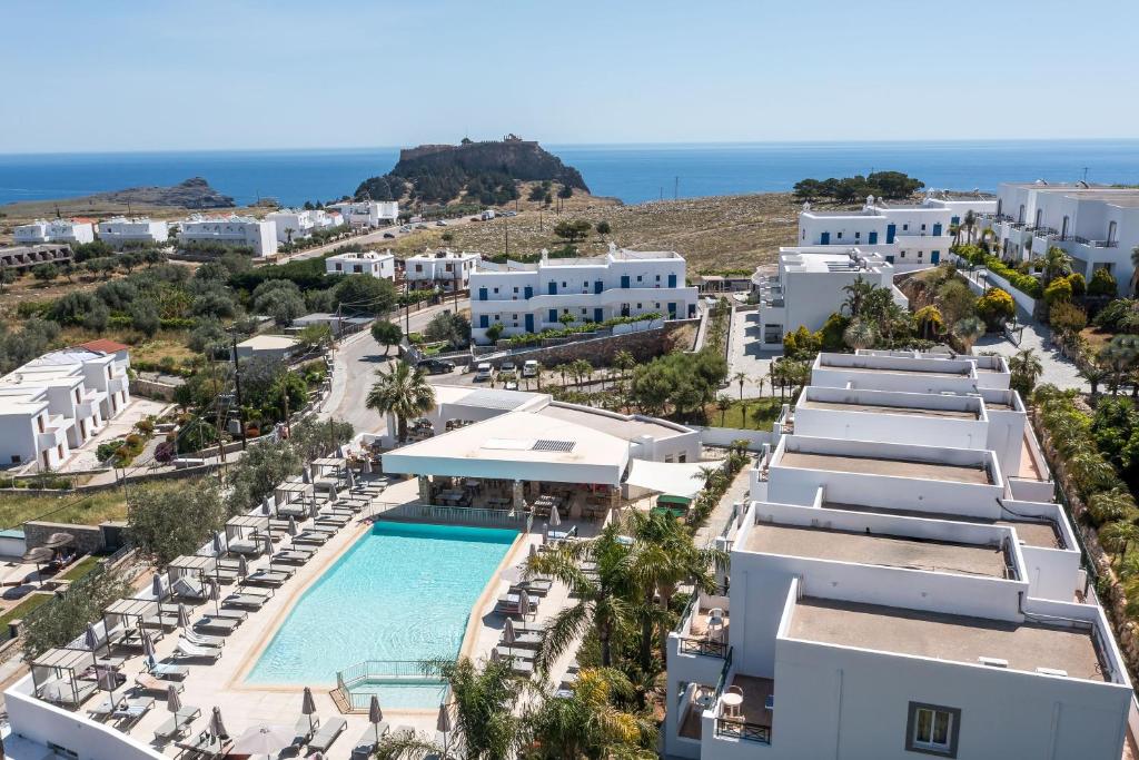 Luftaufnahme eines Resorts mit Swimmingpool in der Unterkunft Lambis Studios & Apartments in Lindos