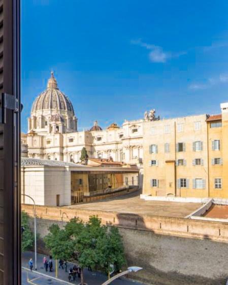 Room with Direct View of St Peter's Basilica