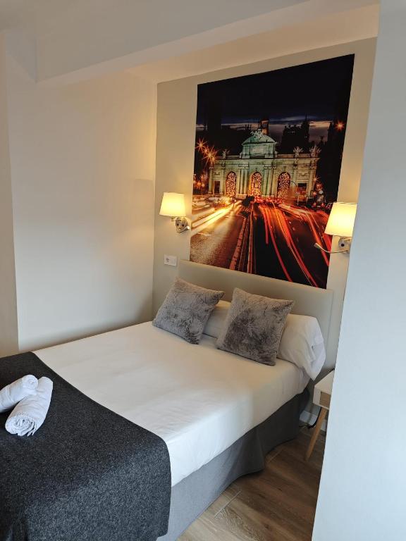 Hostal Fronton - Single Room With Private Bathroom