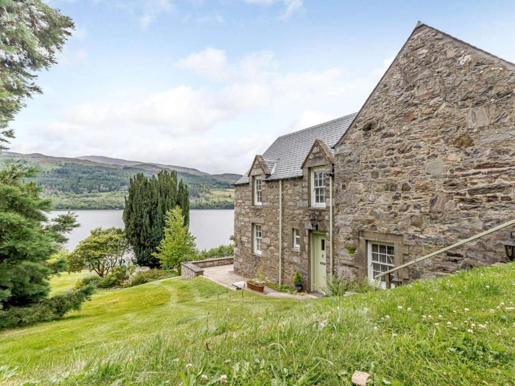 a stone house with a view of lochalsh at 4 Bed in Pitlochry oc-ca274 in Foss