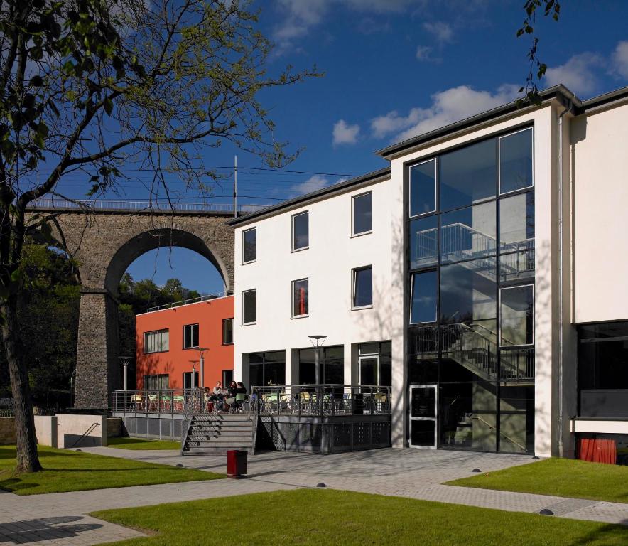 una vista exterior del edificio en Youth Hostel Luxembourg City, en Luxemburgo