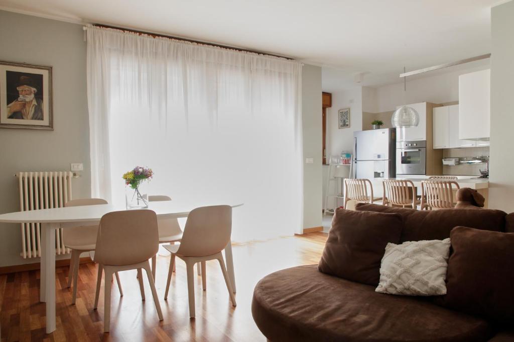 Elegante appartamento - 2 Camere, 2 Bagni, Garage e Balcone