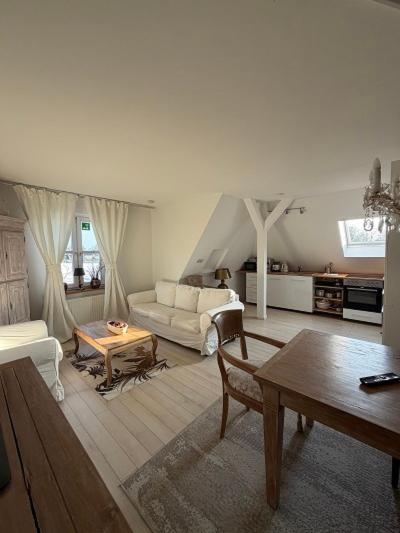 a living room with a couch and a table at BoLA 20 Fewo Hamburg mit Parkplatz & 2 SZ in Hamburg