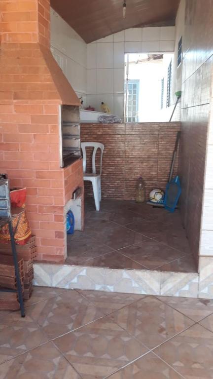 a kitchen with a brick wall and an oven at Casa de Trindade-Go in Trindade