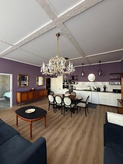a living room with a chandelier and a table and chairs at Große Fewo mit 2 SZ & 2 Bäder mit Parkplatz BoLA 22 in Hamburg
