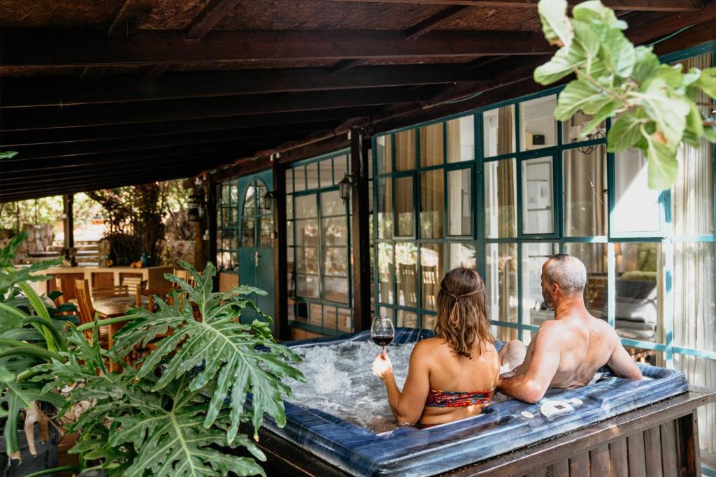 a man and a woman sitting in a bath tub at חוות טפת בגלבוע-חוויה של טבע בצפון in Nurit