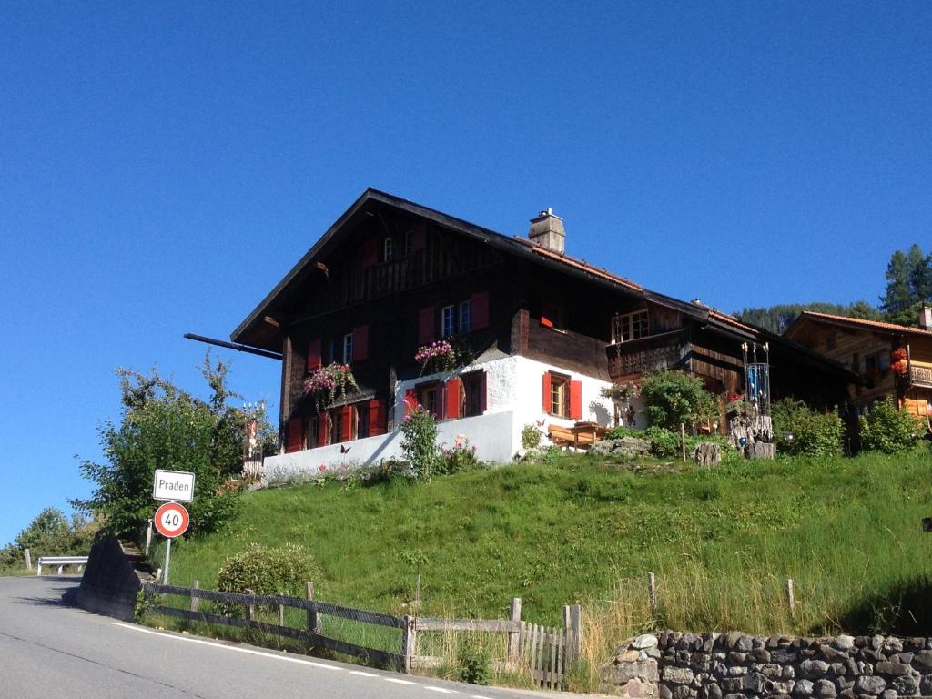 une maison au sommet d'une colline à côté d'une route dans l'établissement Fewo Steinbachhaus, à Praden