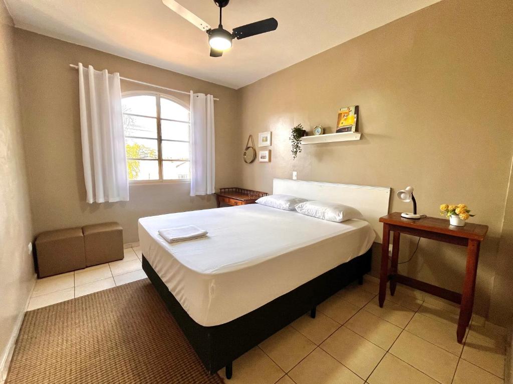 a bedroom with a bed and a window at Apartamento de 3 Quartos com Ar Condicionado in Piracicaba