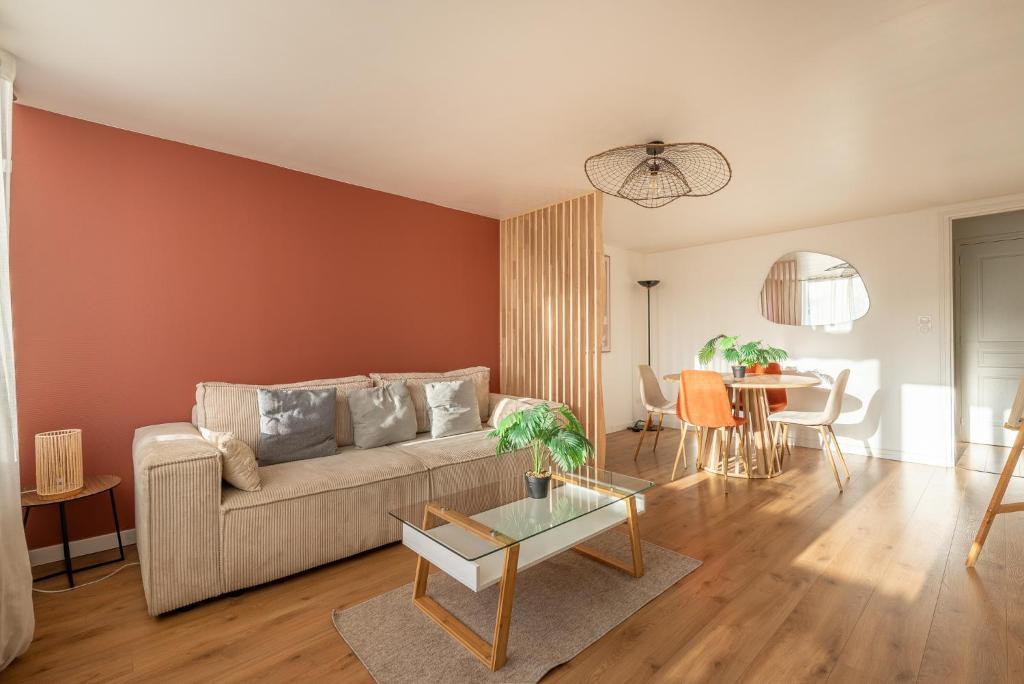 a living room with a couch and a table at Appartement devant Nausicaa in Boulogne-sur-Mer