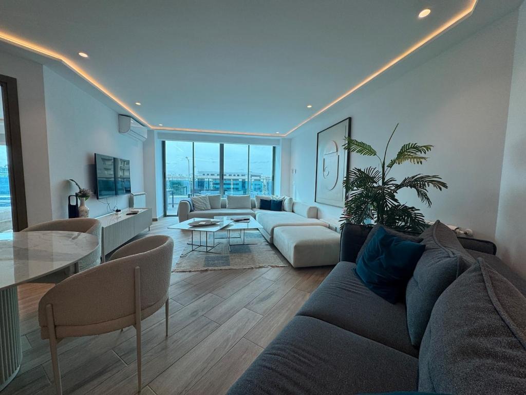 a living room with a couch and a table at سكاي لاين سويت in Tunis