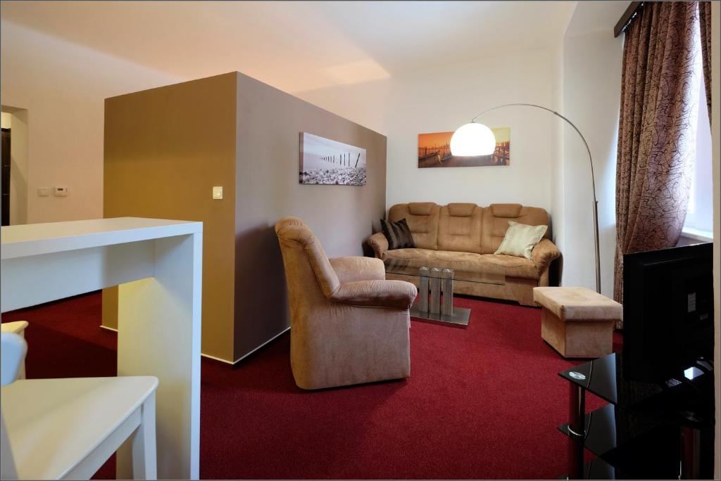 salon z kanapą i krzesłem w obiekcie Vila Marica w mieście Luhačovice