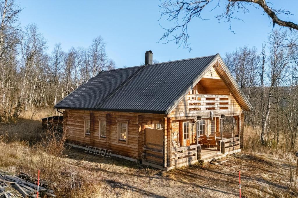 a log cabin with a black roof at Ösjan 12 - Bruksvallarna in Bruksvallarna