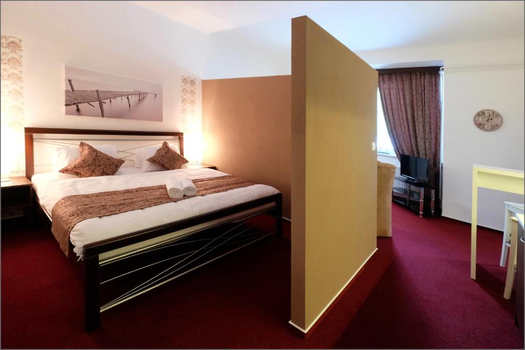 pokój hotelowy z łóżkiem w pokoju w obiekcie Vila Marica w mieście Luhačovice