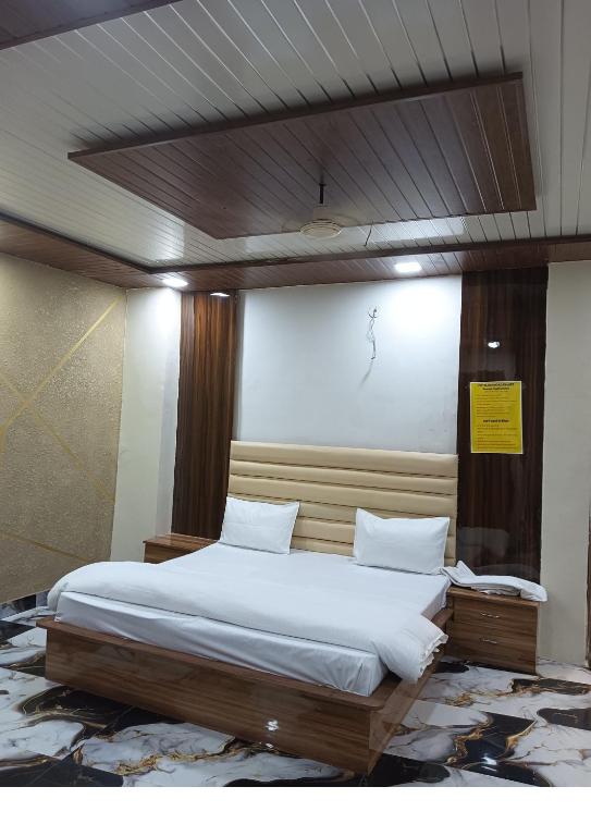 a bedroom with a large bed in a room at Hotel Baghdad Palace in Jāmb