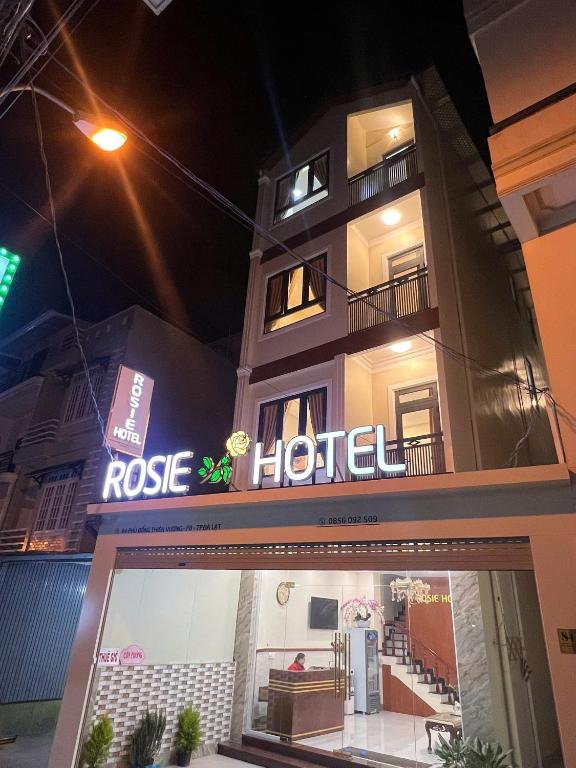 a hotel with a sign on the front of it at Rosie Hotel in Da Thien