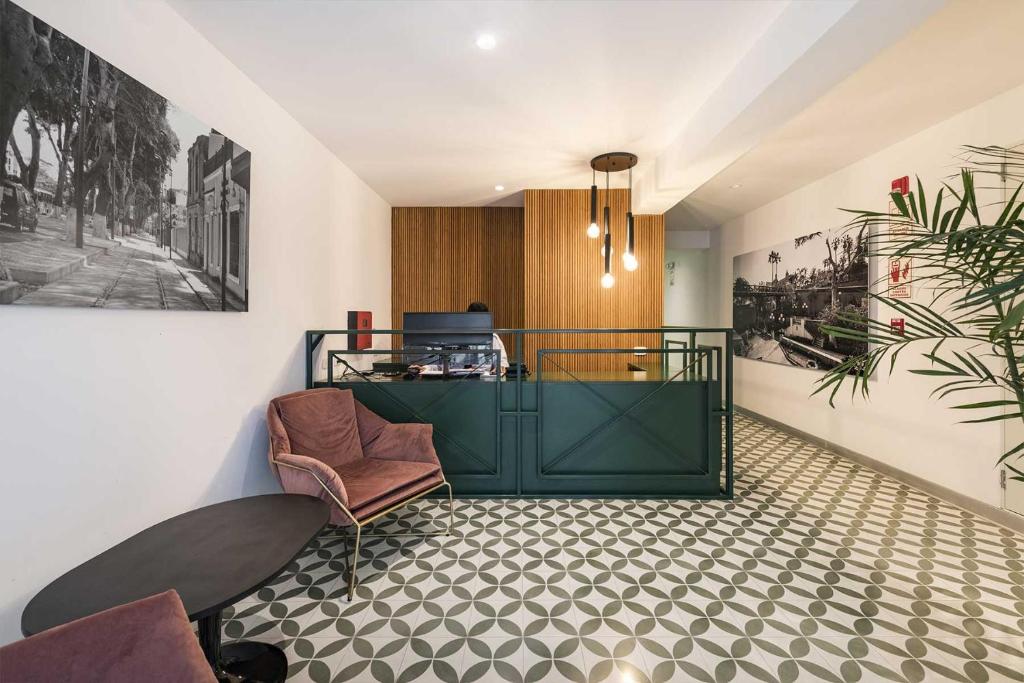 an office with a green desk and a chair at Bohemian Barranco Apartments by Geko in Lima