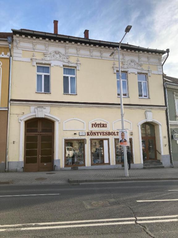 a building on the corner of a street at LILI Deluxe Apartman in Tapolca