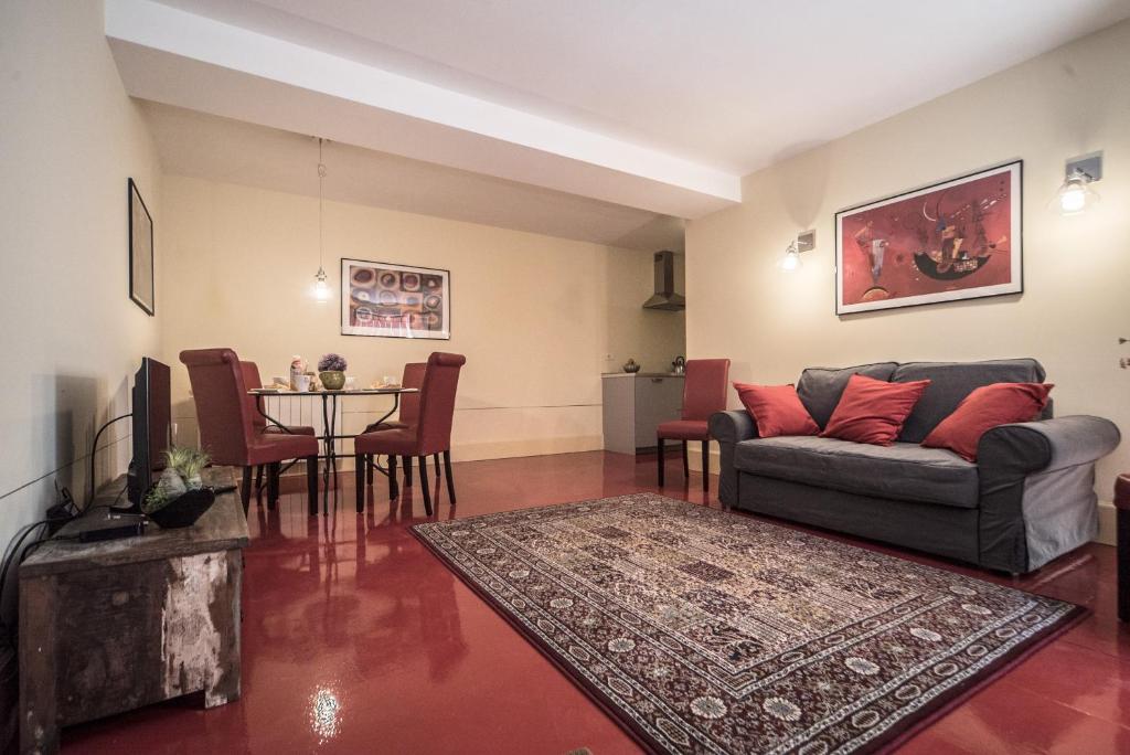 威尼斯的住宿－Kandinskij House，客厅配有沙发和桌子