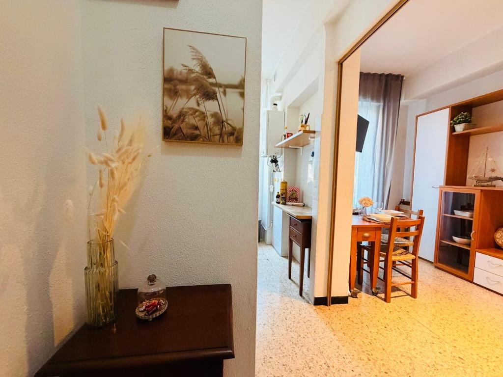 a room with a vase on a table and a kitchen at Piccolo Rifugio by anbra Properties --- WITH PARKING AND FREE WIFI in Rapallo