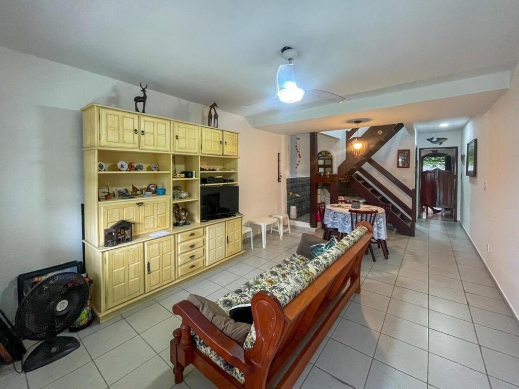 a living room with a couch and a table at Casa com 2 suítes com ar in Cabo Frio