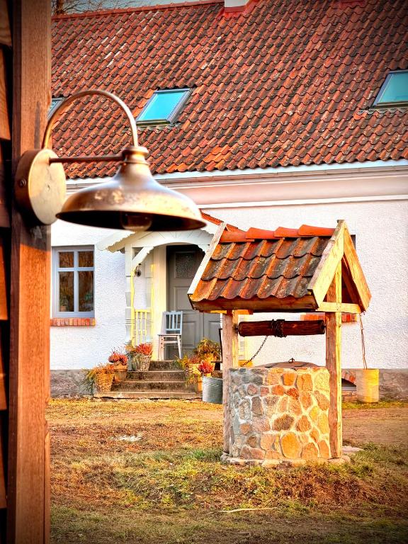 a bird house in front of a house at Siedlisko Dobrych Snów in Stare Juchy