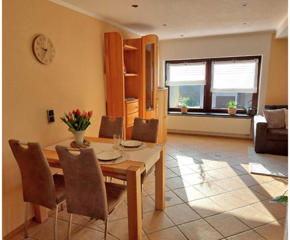 a dining room with a table and chairs at Ferienwohnung Eifelherzen in Demerath