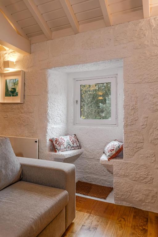 a living room with a couch and a window at Bravia Country House in Fafião