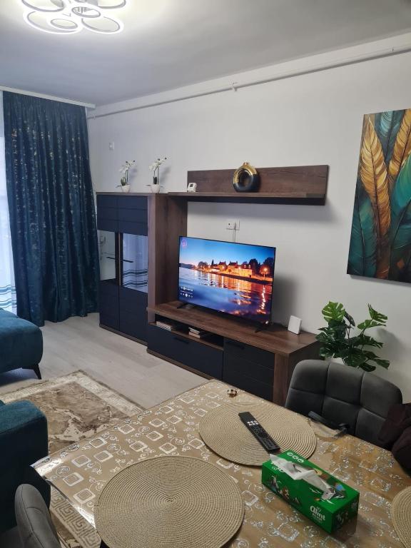 a living room with a tv and a table at Apartment White Tower Residential in Ploieşti