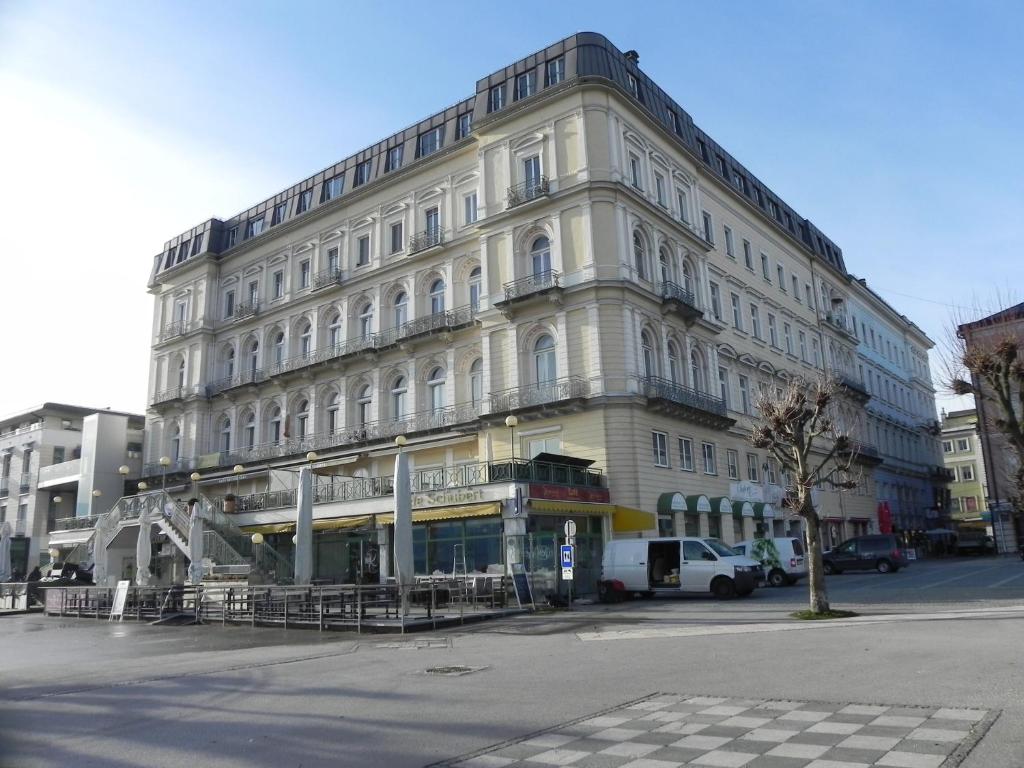 a large white building on the corner of a street at SEEPERLE am See in Gmunden