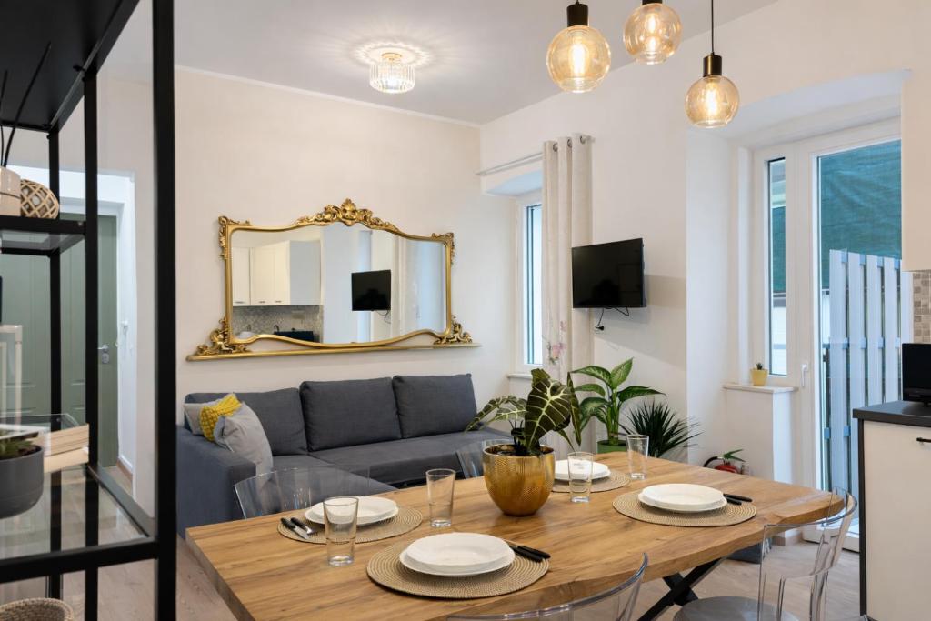 a living room with a table and a couch at Trilocale spazioso a 6 minuti dal centro in Trieste
