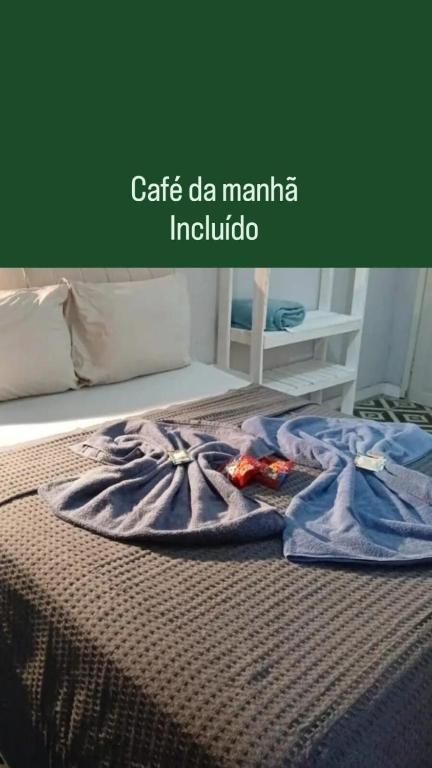 a blanket on a bed with the words cats da manma india at Lotf Privativo in Volta Redonda