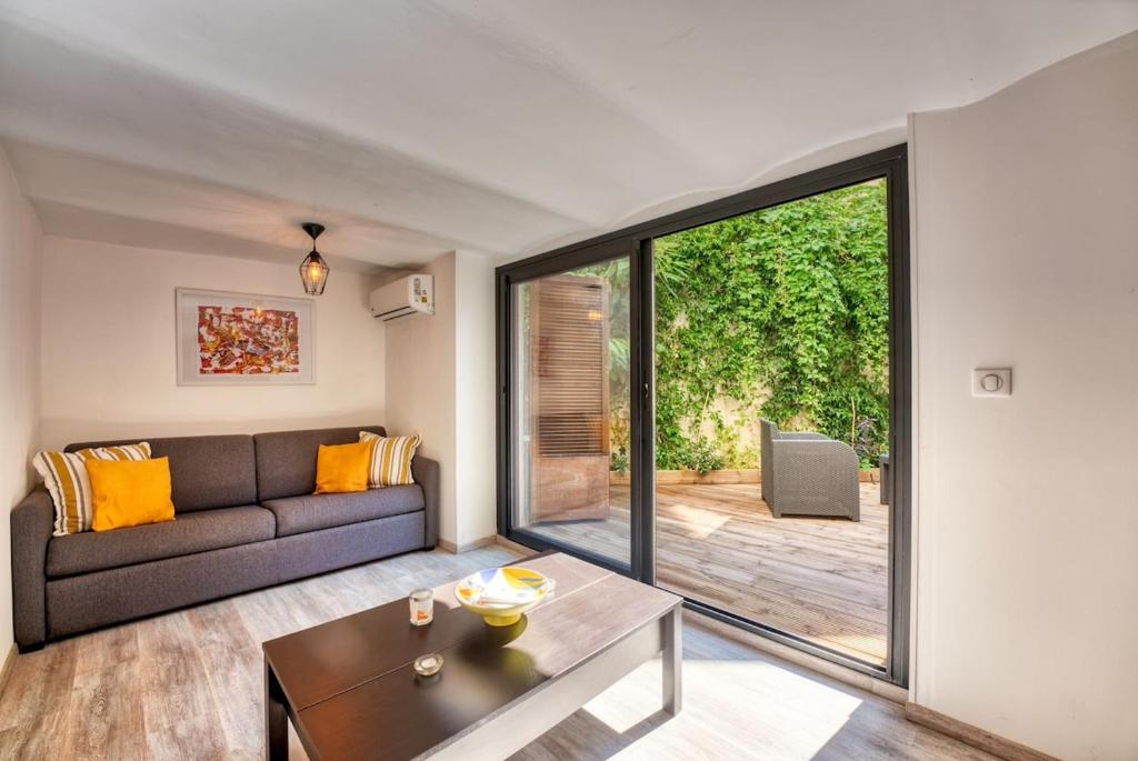Stylish and Central Antibes Apt