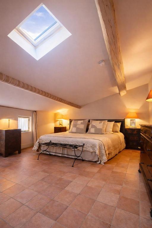 La petite hostellerie tesisinde bir odada yatak veya yataklar