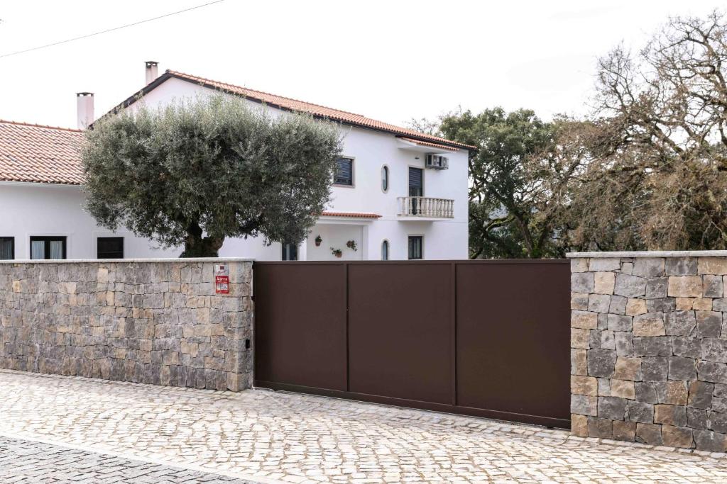 a black fence in front of a white house at Olive House in Fátima