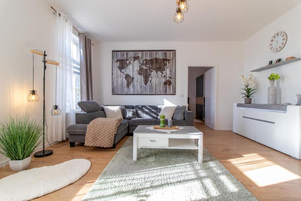 a living room with a couch and a table at Top möbliertes Apartment im Zentrum in Zwickau