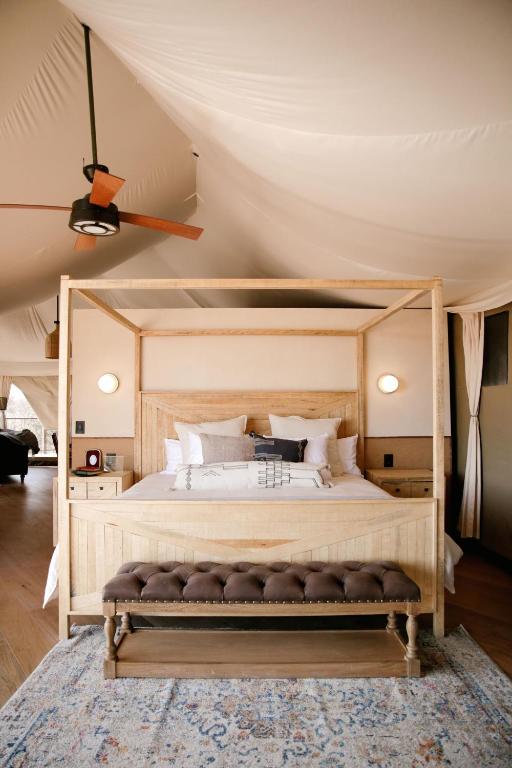 a bedroom with a large bed and a ceiling at Hotel Omún, San Miguel de Allende in Dolores Hidalgo