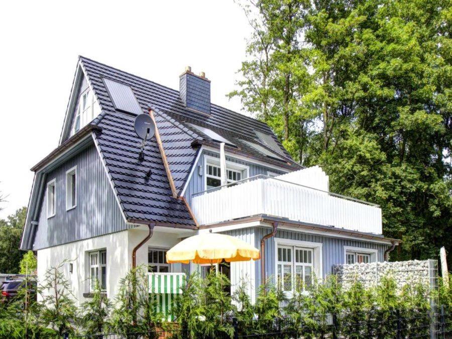 a house with an umbrella in front of it at Strandhus in Prerow