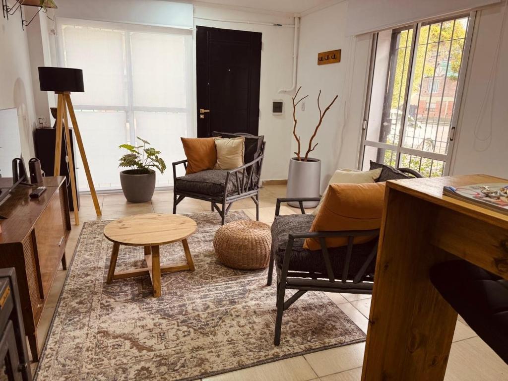 a living room with chairs and a table at Departamento céntrico in Esquel
