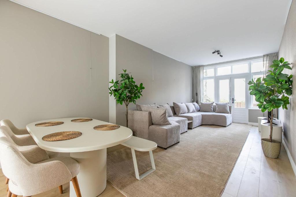 Gallery image of Spacious Blijdorp Home with3 Double Beds in Rotterdam