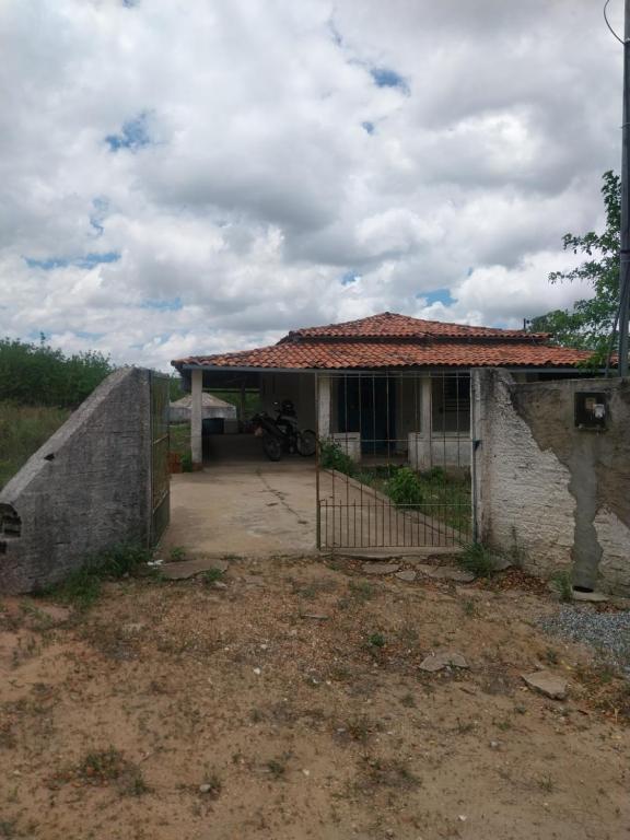 a small house with a gate in front of it at Sitio de Antonio à 18km do parque do povo in Campina Grande