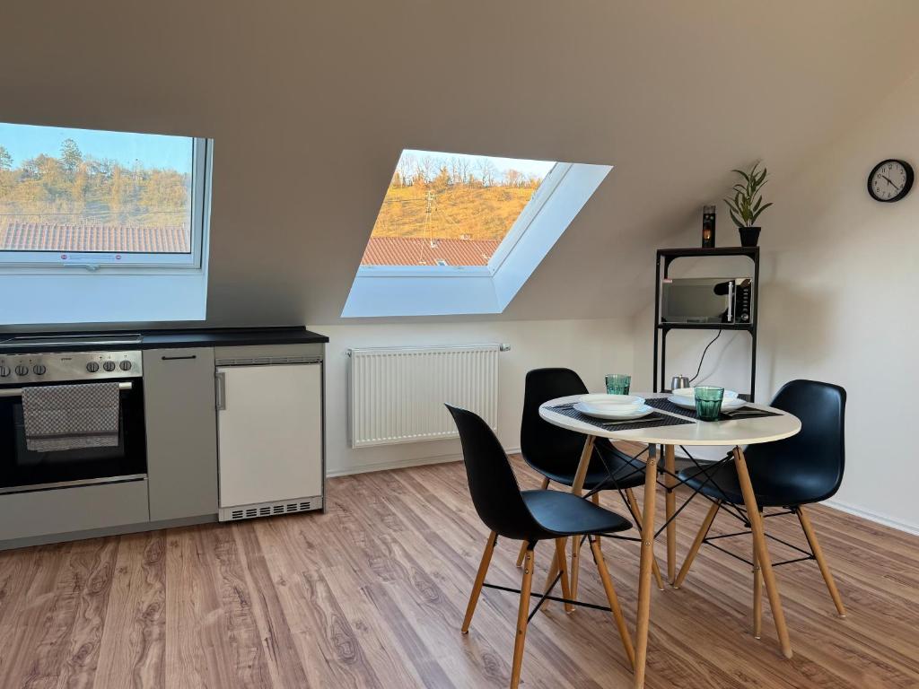 a kitchen with a table and chairs in a room at Wohnung in Kirchheim in Kirchheim unter Teck