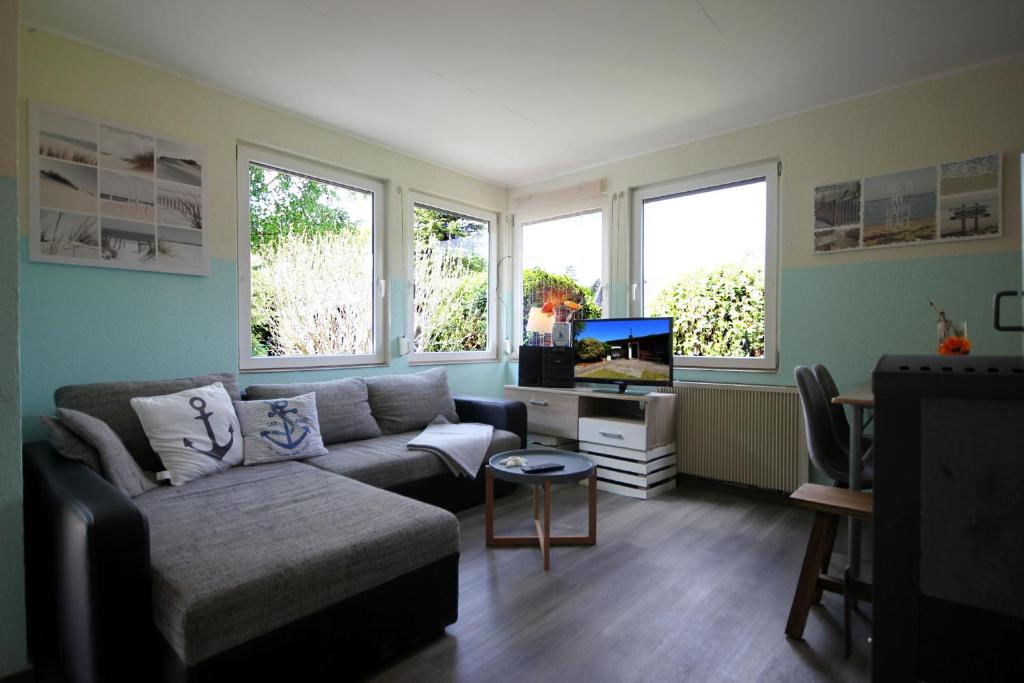 a living room with a couch and a tv at Neu Süllitz, Bungalow 50 in Neu Süllitz