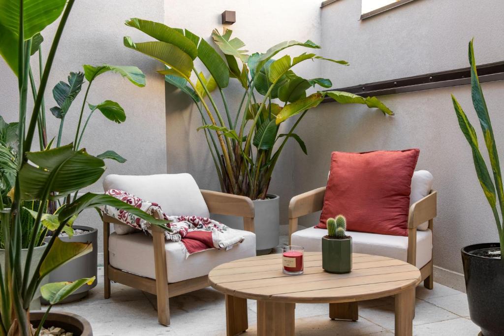 a living room with two chairs and a coffee table at Casa Marella in Balestrate