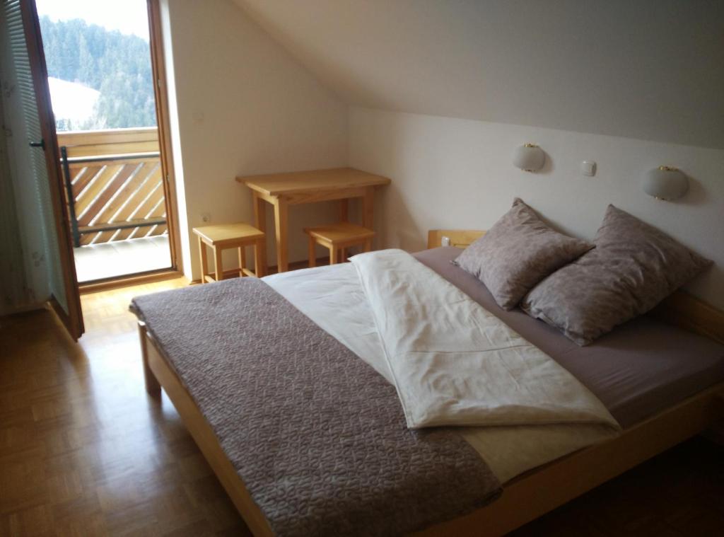 Postel nebo postele na pokoji v ubytování Tourist Farm Kladje