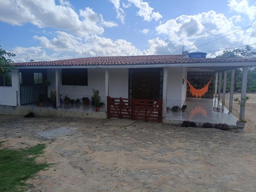 a small white house with a fence in front of it at Recanto Família lima e Silva in Garanhuns