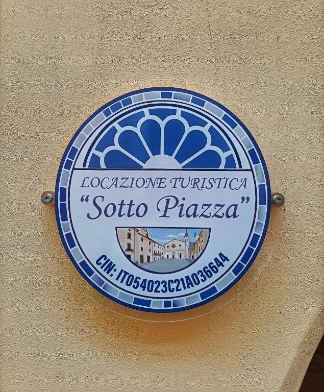 a sign for a restaurant on the side of a building at Casa Vacanze Sotto Piazza in Gualdo Tadino