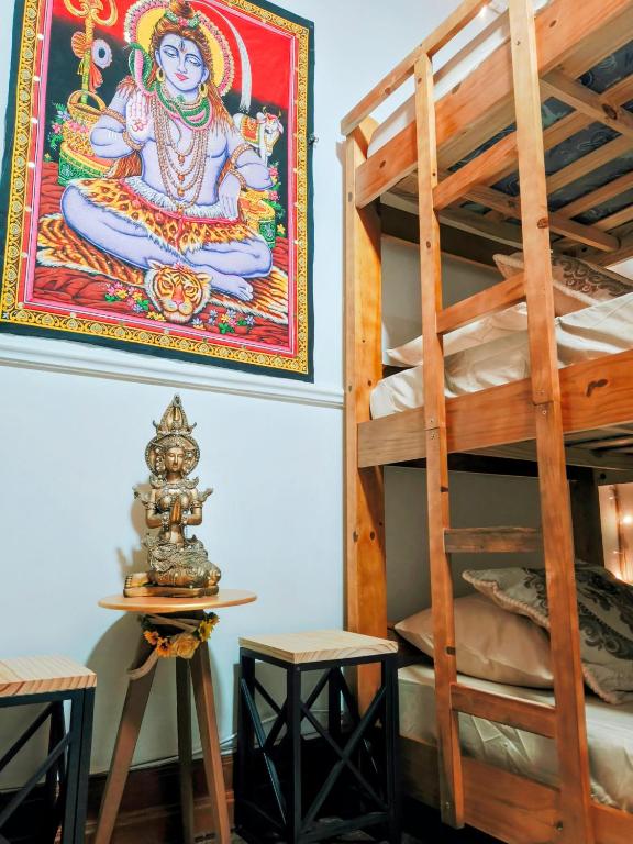 a room with a bunk bed and a painting on the wall at Vila Urban Hostel ॐ Jardins in São Paulo