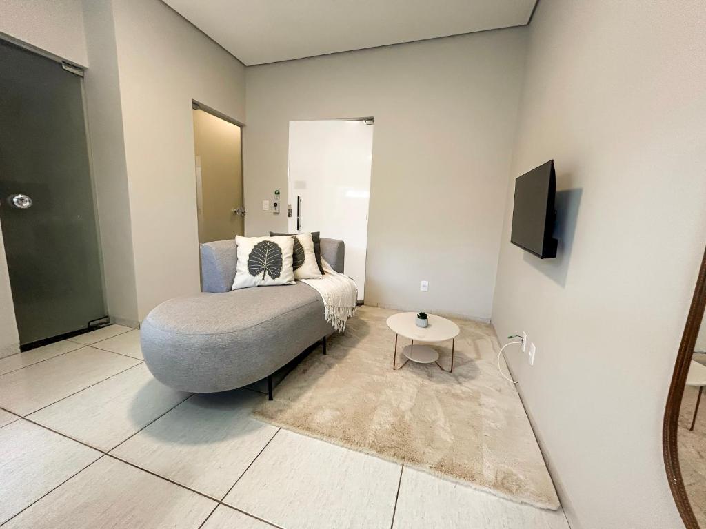 a living room with a couch and a table at Aurora Serena - Casa com 2 quartos, próximo a rodoviária e aeroporto in Palmas