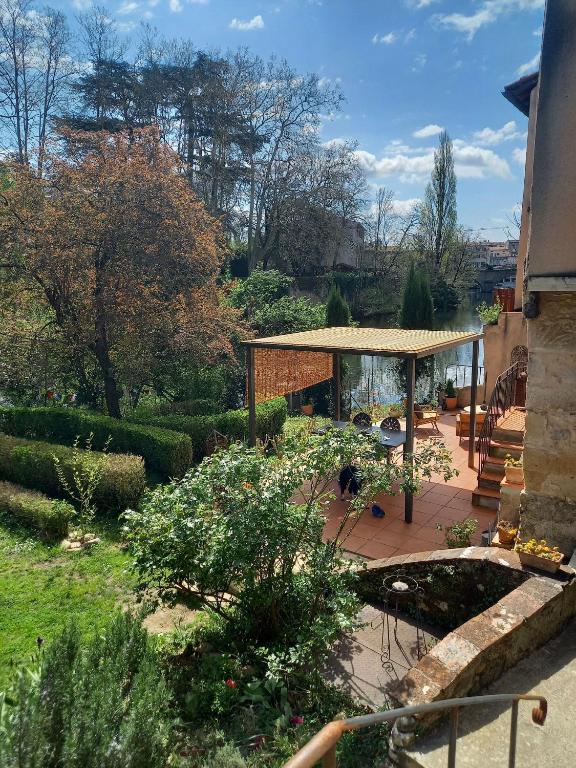 a garden with a pavilion in a house at La Grange Aux Mille Feuilles in Castres